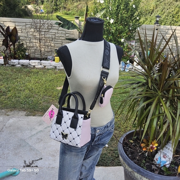 BETSEY JOHNSON BLUSH/MULTI COLOR QUILTED BUTTERFLIES SQUARE SATCHEL w/POUCH - Picture 4 of 5